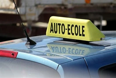 Auto-école samaritains La Praz 079-535-13-71 Une formation de qualité pour conduire en toute confiance www.ecoledesecours.ch