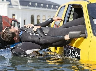 Voiture tombée dans l'eau urgence, une situation rare, mais extrêmement dangereuse..www.ecoledesecours.ch 079-535-13-71