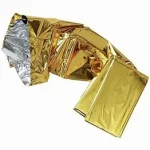 Couverture de survie indispensable, aussi appelée couverture isothermique, un outil simple mais crucial.www.ecoledesecours.ch 079-535-13-71