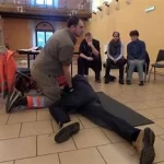 Position latérale de sécurité, cours proposés par notre école de secours par des professionnels de la santé ! ecoledesecours.ch 079-535-13-71