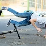 Chute Trottinette que faire ? connaître les bons gestes peut limiter les blessures et éviter des complications. www.ecoledesecours.ch