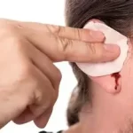 saignement d'oreille que faire ? il peut révéler un problème bénin comme une affection plus sérieuse. www.ecoledesecours.ch