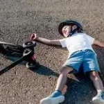 Chute d'un enfant que faire ?La chute fait partie des accidents domestiques les plus fréquents chez l’enfant. www.ecoledesecours.ch