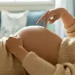Position latérale de sécurité chez la femme enceinte, geste de premiers secours essentiel . www.ecoledesecours.ch 079-535-13-71