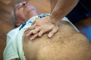 Importance du massage cardiaque appel&eacute; r&eacute;animation cardio-pulmonaire , un geste de secourisme essentiel. www.ecoledesecours.ch 079-535-13-71