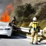 Explosion d’une voiture électrique. Elle fonctionnent grâce à des batteries lithium-ion. www.ecoledesecours.ch 079-535-13-71