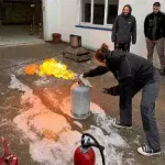 Incendie en entreprise que faire ? Une préparation permet de limiter les risques et de sauver des vies. www.ecoledesecours.ch 079-535-13-71