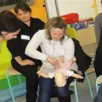 cours secourisme pédiatriques privé proposés par École de Secours d’Urgence, spécialiste en pédiatrie .www.ecoledesecours.ch 079-5351371