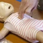 Arrêt respiratoire chez l'enfant une urgence médicale qui nécessite une prise en charge immédiate.www.ecoledesecours.ch 079 535 1371