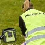 First Responder en Suisse : découvrez son rôle, les réseaux cantonaux, la formation BLS-AED et les démarches pour devenir premier répondant.