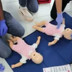 Cours de 1er secours enfant pour parents : étouffement, réanimation, chutes et brûlures. Les gestes à apprendre et la formation ESU.