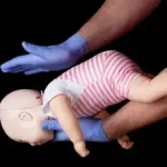 Désobstruction des voies respiratoires chez l’enfant et l’adulte : gestes selon l’âge, différences chez le nourrisson et conduite à tenir.