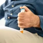 Reconnaître un choc anaphylactique : symptômes d’alerte, adrénaline, position et appel au 144 en Suisse. Les gestes essentiels à connaître.